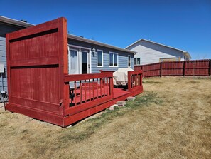 Terrace/patio - Quiet and cozy ranch home - 6 minutes from the University of Wyoming (Laramie)