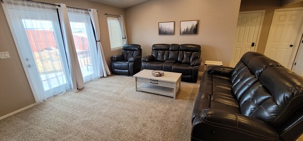 TV connectée, jeux vidéo, table de tennis de table, chaîne hi-fi