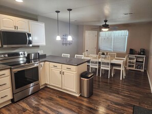 Réfrigérateur, four à micro-ondes, un four, surface de cuisson