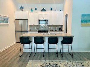 Kylskåp, mikrovågsugn, ugn och spishäll