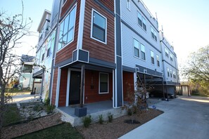 Exterior - Modern Home With Rooftop Patio - Down Town Views (San Antonio)