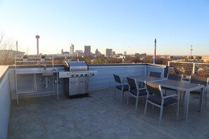 Outdoor dining - Modern Home With Rooftop Patio - Down Town Views (San Antonio)