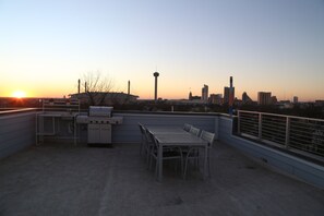 Outdoor dining - Modern Home With Rooftop Patio - Down Town Views (San Antonio)