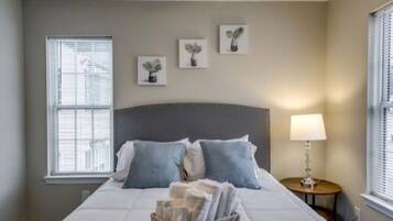 3 quartos, escrivaninha, ferros/tábuas de passar roupa