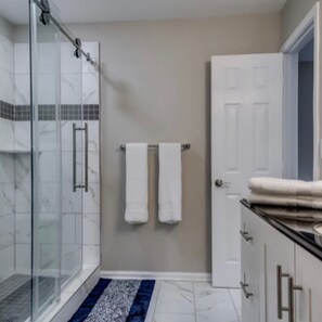 Combined shower/bathtub, towels - *Modern oasis 7 mins from Atlanta airport (College Park)