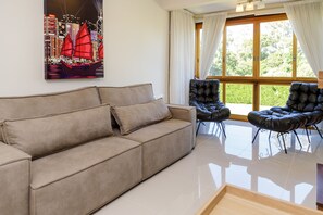 Apartamento básico | Área de estar | TV