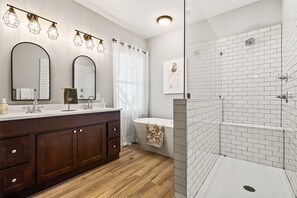 Ensemble douche/baignoire, sèche-cheveux, serviettes fournies