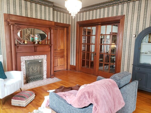 Historic 1875 Victorian-Pear Tree Manor - close to downtown, Lake Huron, & river