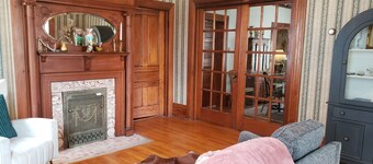 Historic 1875 Victorian-Pear Tree Manor - close to downtown, Lake Huron, & river