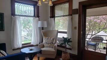 Een smart-tv en boeken