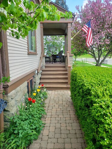 Historic 1875 Victorian-Pear Tree Manor - close to downtown, Lake Huron, & river