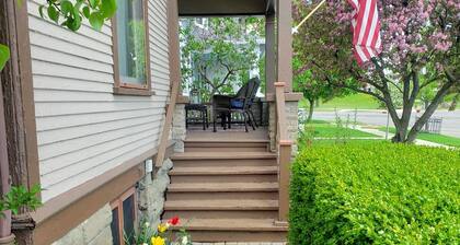 Historic 1875 Victorian-Pear Tree Manor - close to downtown, Lake Huron, & river