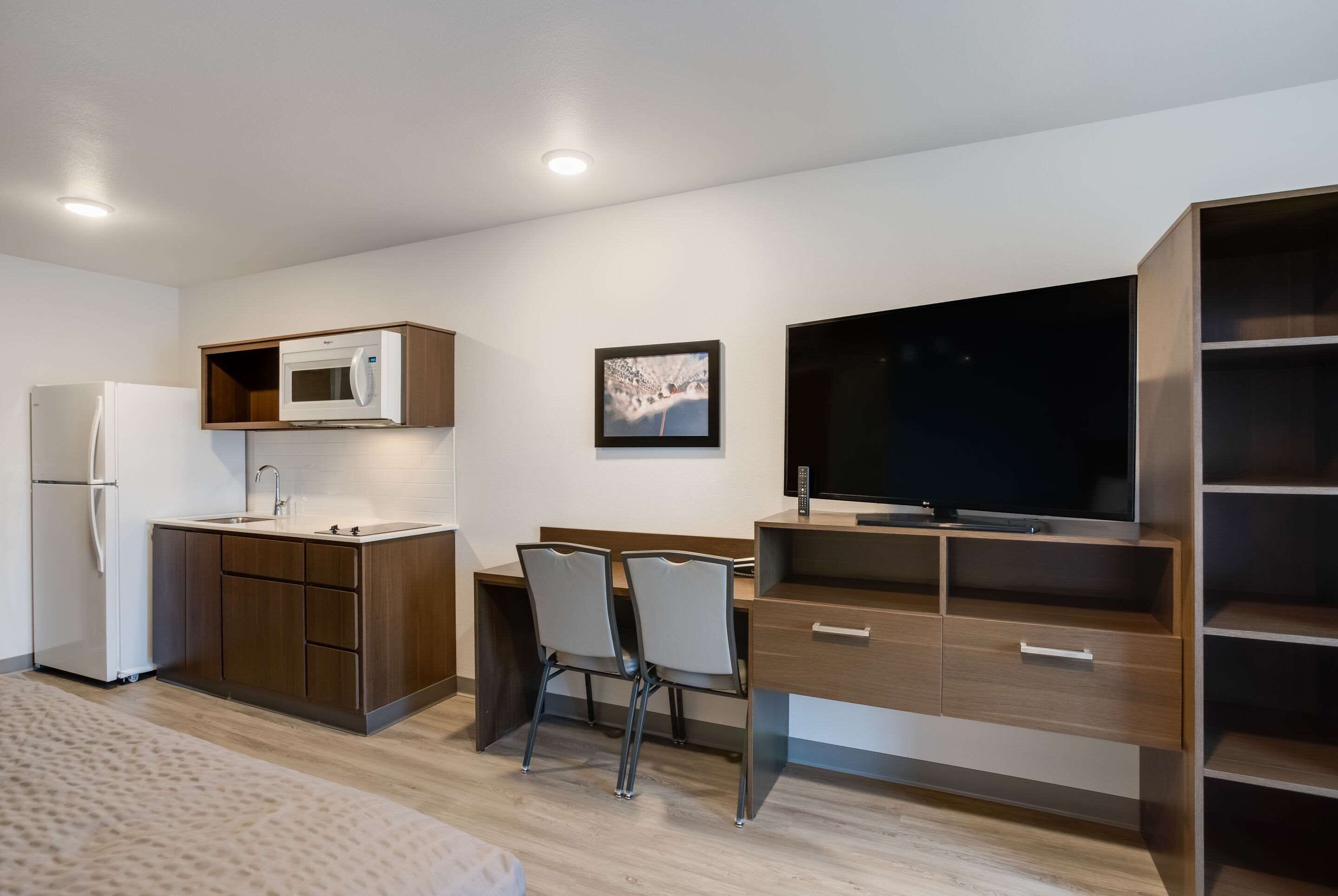 Rom – standard, 2 queensize-senger, ikke-røyk | Individuelt dekorert, skrivebord og skrivebord for bærbar PC