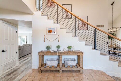 Huge Saguaro, Mountain Views | Sunoria Haus