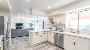 Jääkaappi, mikroaaltouuni, uuni, liesi