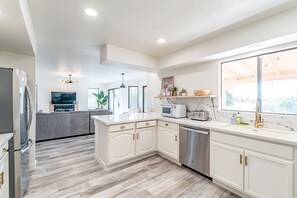 冷蔵庫、電子レンジ、オーブン、コンロ