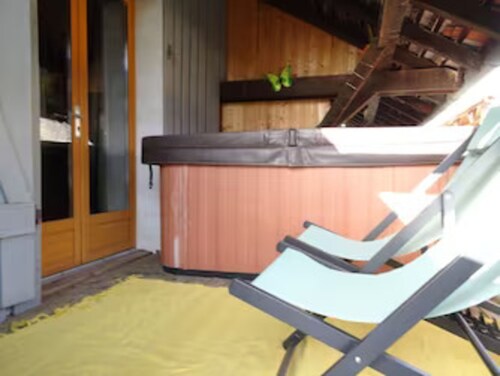Private Jacuzzi, 2 electric bikes, heart of the vineyard