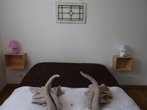 2 makuuhuonetta, silitysrauta/-lauta, ilmainen Wi-Fi, vuodevaatteet