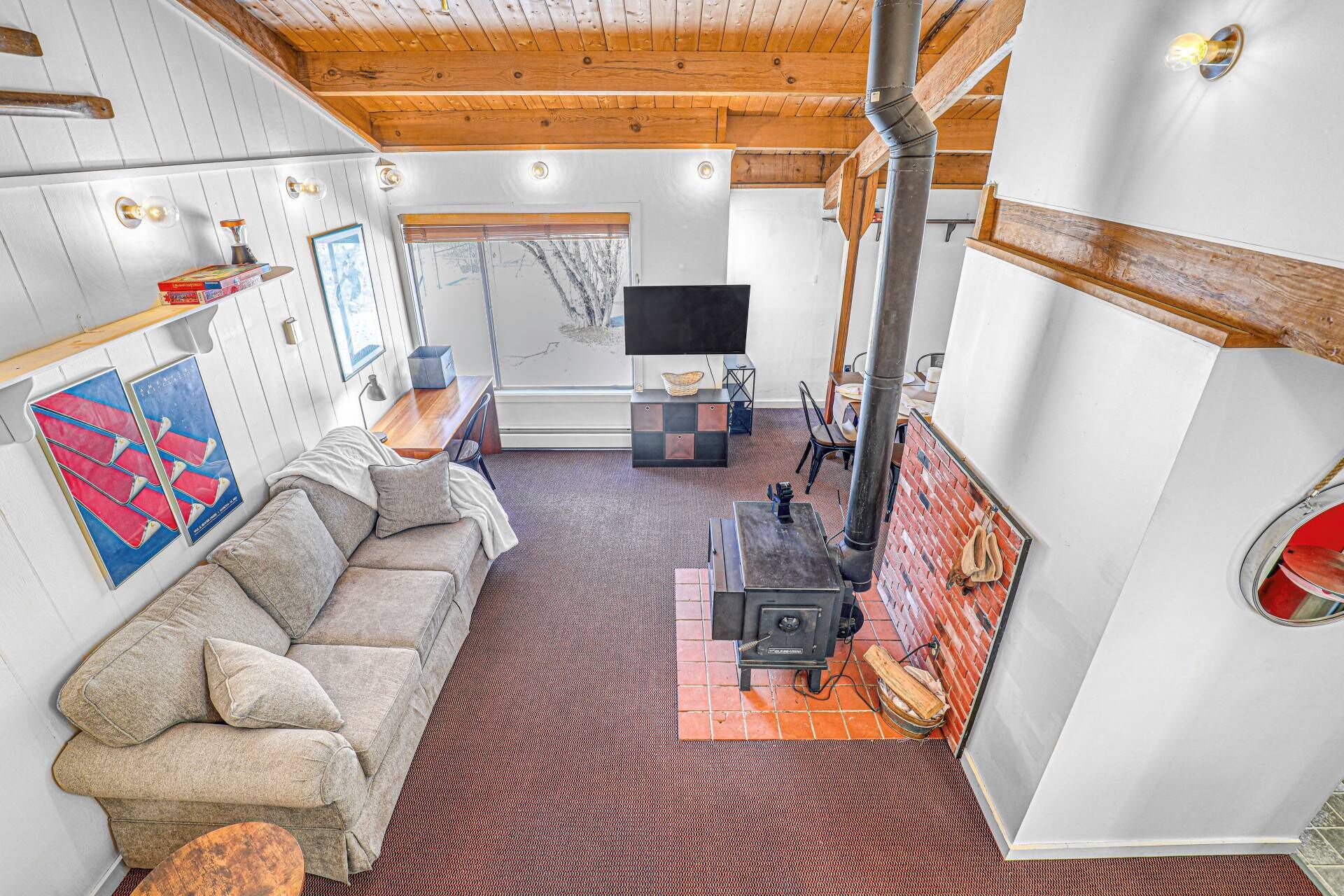 Departamento (Happy Haven) | Sala de estar | Televisión y libros 