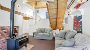 Apartment (Happy Haven) | Living room | TV, books