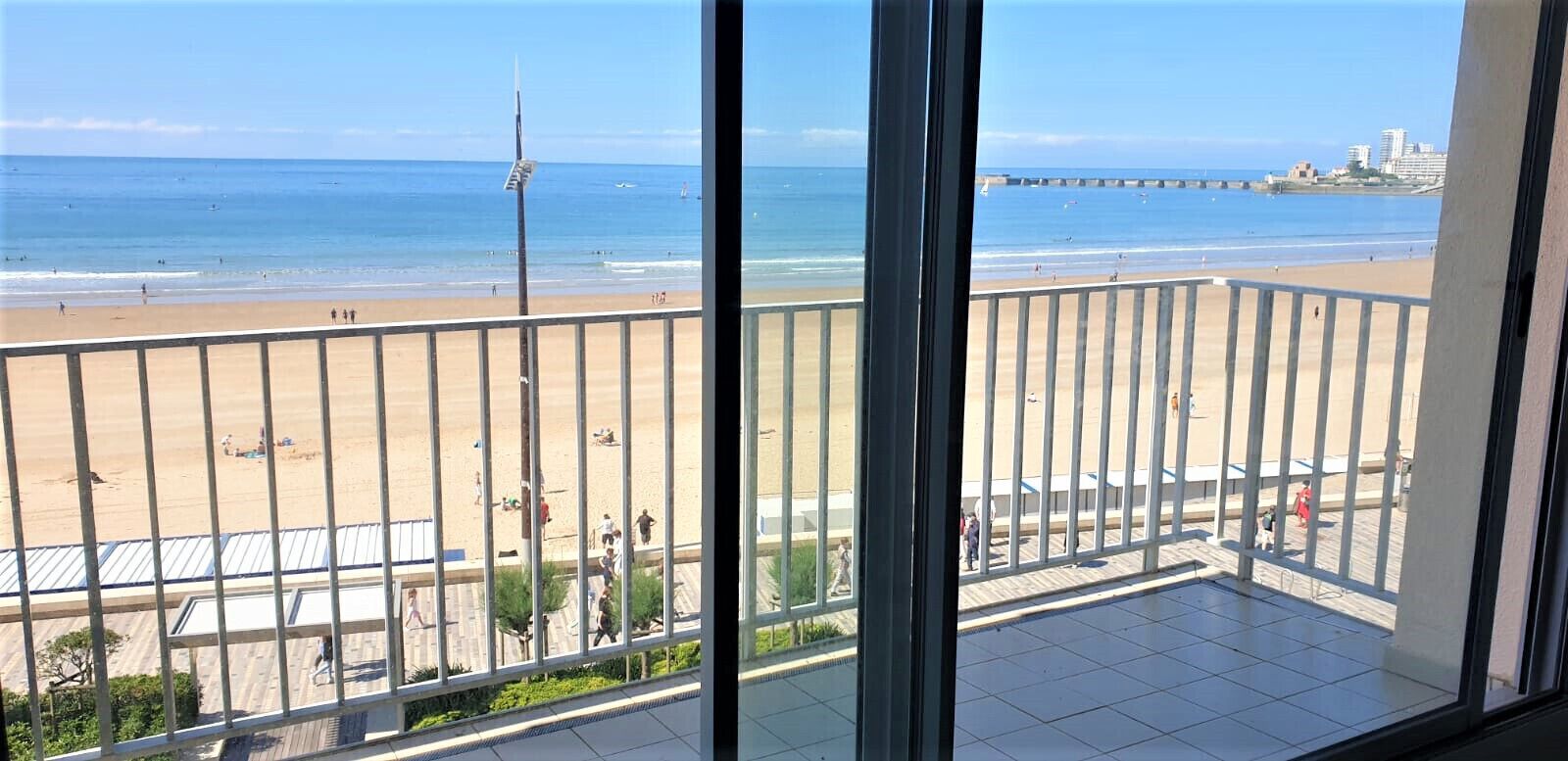 Ein Balkon mit Blick auf Strand und Pier.