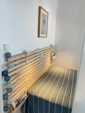 1 habitación, tabla de planchar con plancha y ropa de cama 