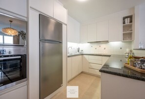 Een koelkast, een microgolfoven, een oven, een kookplaat