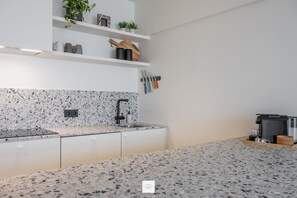 Kühlschrank, Mikrowelle, Herdplatte, Geschirrspüler