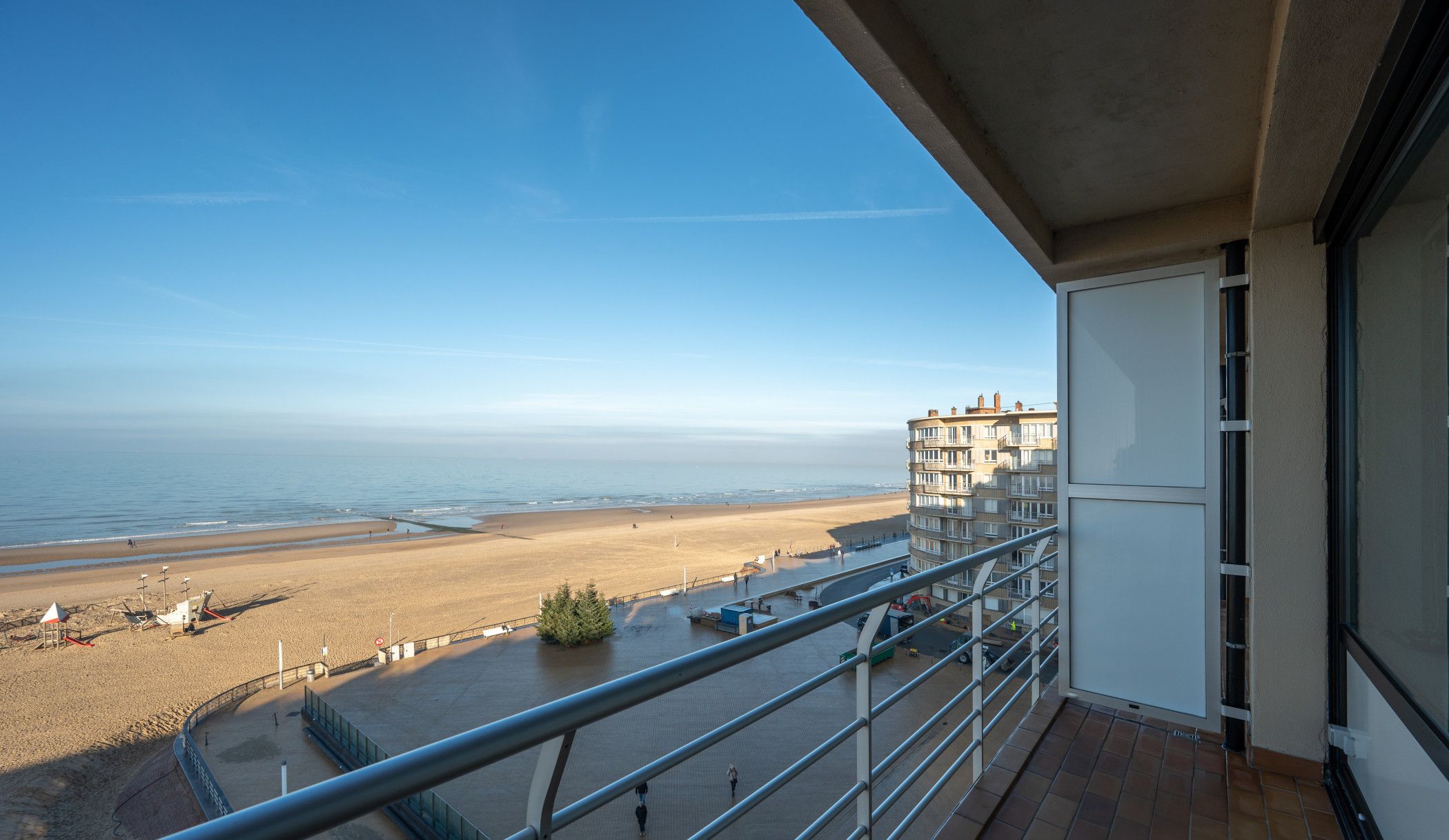 Un balcon avec vue sur la plage et l’océan.