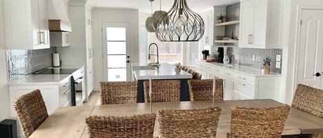 Køleskab, mikrobølgeovn, ovn, kogeplade