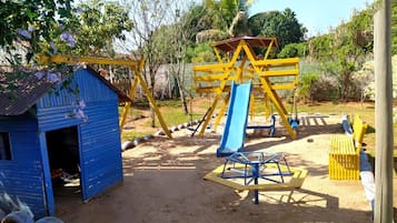 Área de juegos infantiles techada