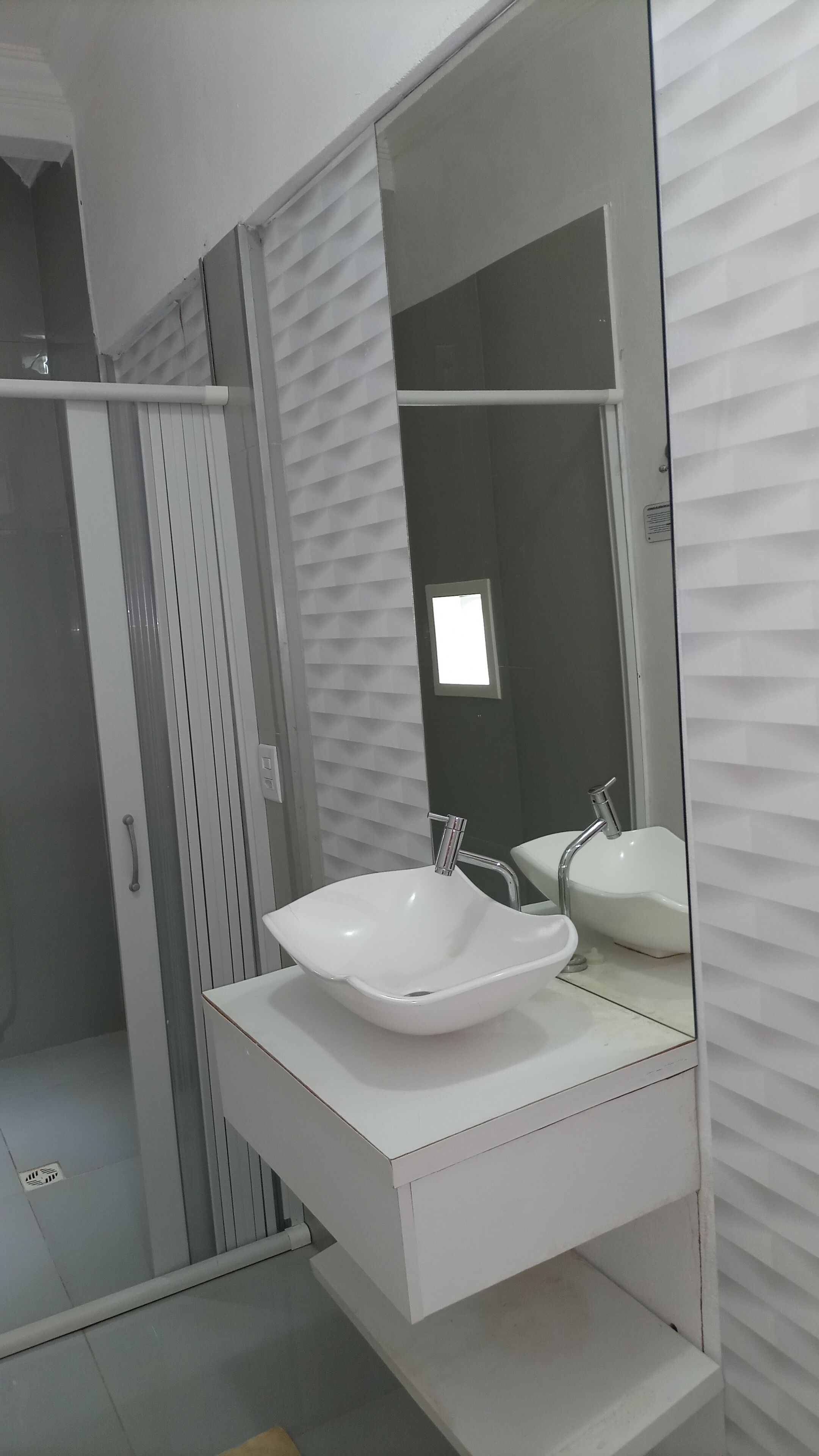 Habitació quàdruple econòmica | Bany | Dutxa, articles de tocador gratuïts, tovalloles i sabó 