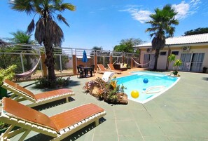 Piscina externa, guarda-sóis, espreguiçadeiras