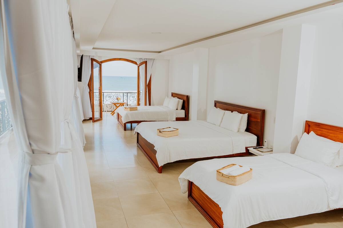 Phòng Suite dành cho gia đình | Bộ đồ giường cao cấp, nệm có lớp đệm bông, bàn ủi/dụng cụ ủi quần áo 
