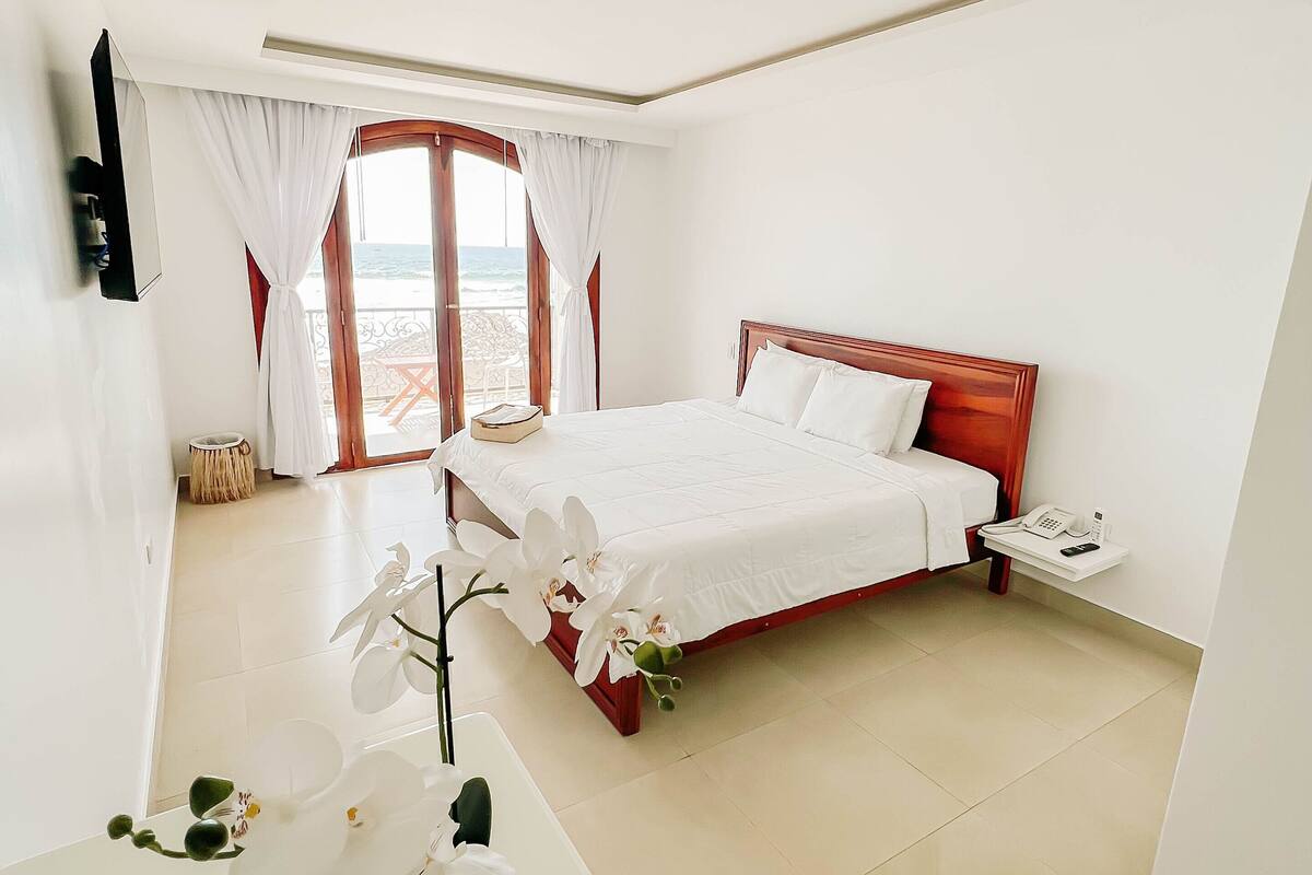 Phòng trăng mật | Bộ đồ giường cao cấp, nệm có lớp đệm bông, bàn ủi/dụng cụ ủi quần áo 
