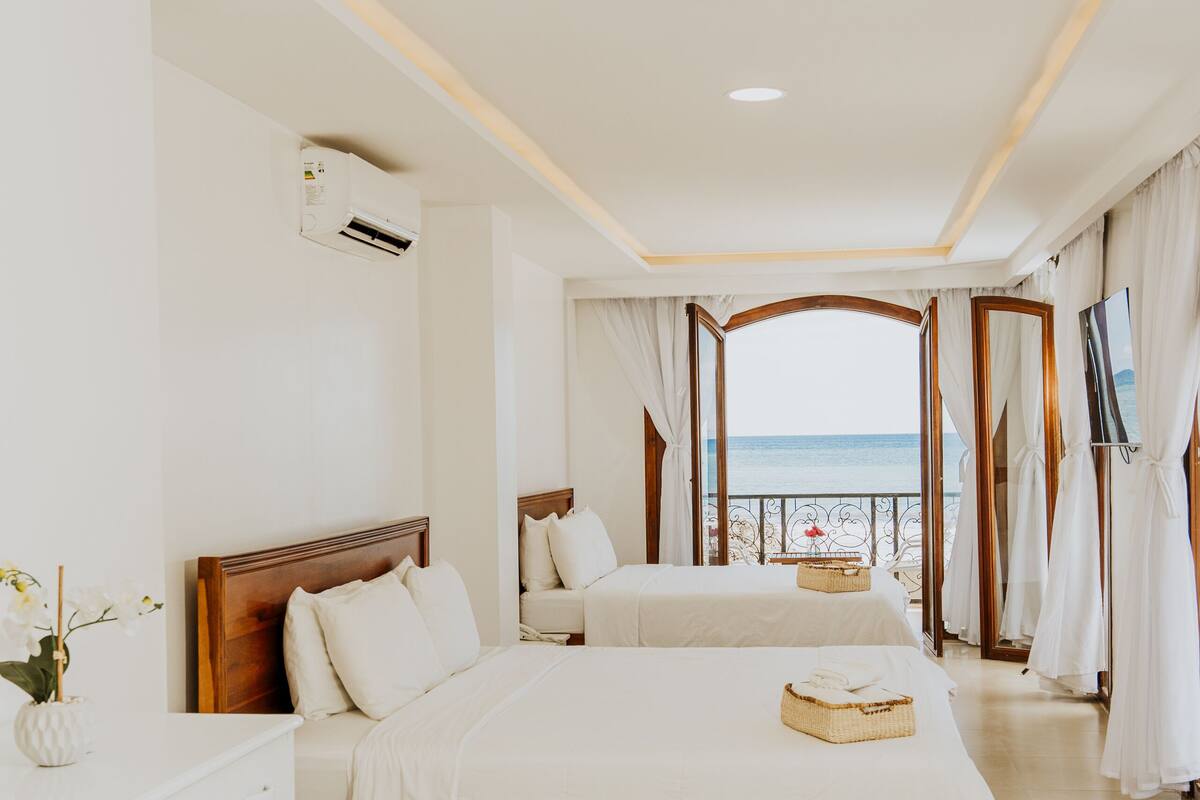 Phòng Suite có tầm nhìn toàn cảnh | Bộ đồ giường cao cấp, nệm có lớp đệm bông, bàn ủi/dụng cụ ủi quần áo 