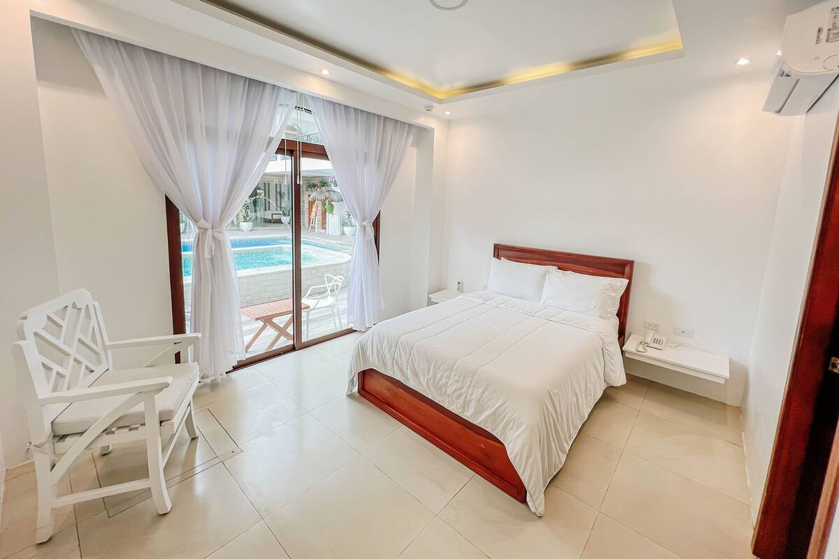 Phòng Deluxe | Bộ đồ giường cao cấp, nệm có lớp đệm bông, bàn ủi/dụng cụ ủi quần áo 