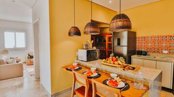 Refrigerador con congelador, microondas, horno y tostadora