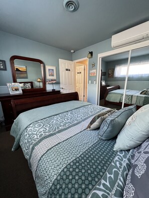 4 Schlafzimmer, Schreibtisch, Bügeleisen/Bügelbrett, Reisekinderbett