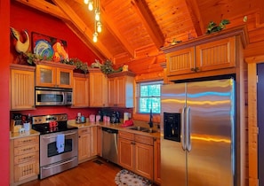 Kühlschrank, Mikrowelle, Herdplatte, Geschirrspüler