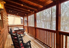 Outdoor dining - Ridge resort getaway cabin, 2 Bds, 3 Ba, Pigeon Forge, Smoky Mountains (Pigeon Forge)