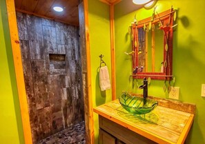 Shower, hair dryer, towels, soap - Ridge resort getaway cabin, 2 Bds, 3 Ba, Pigeon Forge, Smoky Mountains (Pigeon Forge)