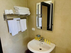 Rainfall showerhead, free toiletries, towels - Al Joude Hotel (Irbid)