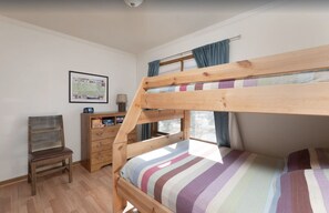 2 bedrooms, iron/ironing board, free WiFi, bed sheets - 2 bdrm 2 bath close to town and RMNP.  3 beds!    (Estes Park)