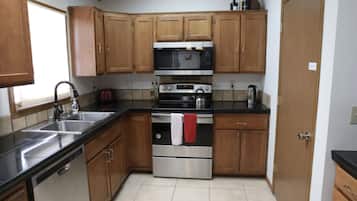 KĂŒhlschrank, Mikrowelle, Ofen, Herdplatte