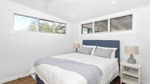 2 bedrooms, iron/ironing board, free WiFi, bed sheets - Pas Beach House Apartment 2 (Mollymook Beach)
