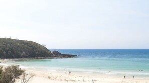 On the beach - Pas Beach House Apartment 2 (Mollymook Beach)