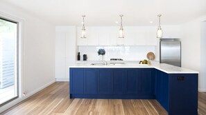 Dishwasher, coffee/tea maker, dining tables - Pas Beach House Apartment 3 (Mollymook Beach)