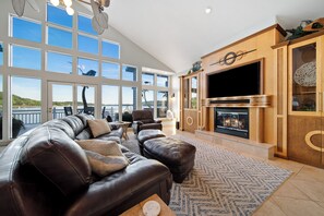 Télévision, cheminée, jeux vidéo, lecteur de DVD