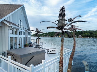 Brownstone - Amazing 3,600 SF home SLEEPS 18 --Game room--HOT TUB